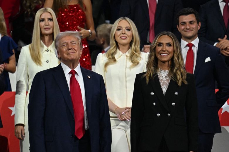 Cabello rubio ondulado, maquillaje marcado, mejillas prominentes, labios carnosos... este