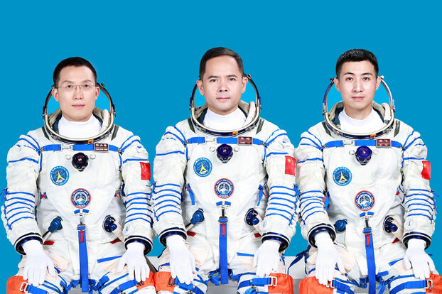 China envió tres astronautas a su estación espacial para una