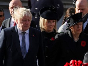 Covid-19: la gestión de Boris Johnson criticada, confinar antes podría