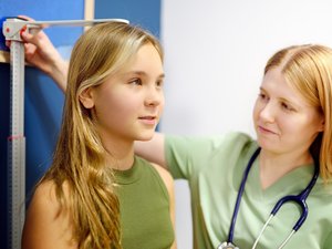 Crecimiento: ¿las chicas dejan de crecer después de su primera
