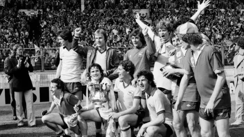 El exfutbolista del Aberdeen y del Arsenal Willie Young muere