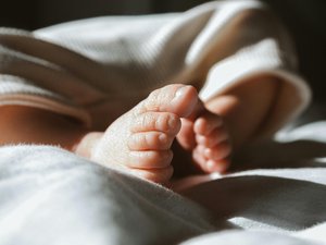 Elle se droga y se duerme en la bañera con