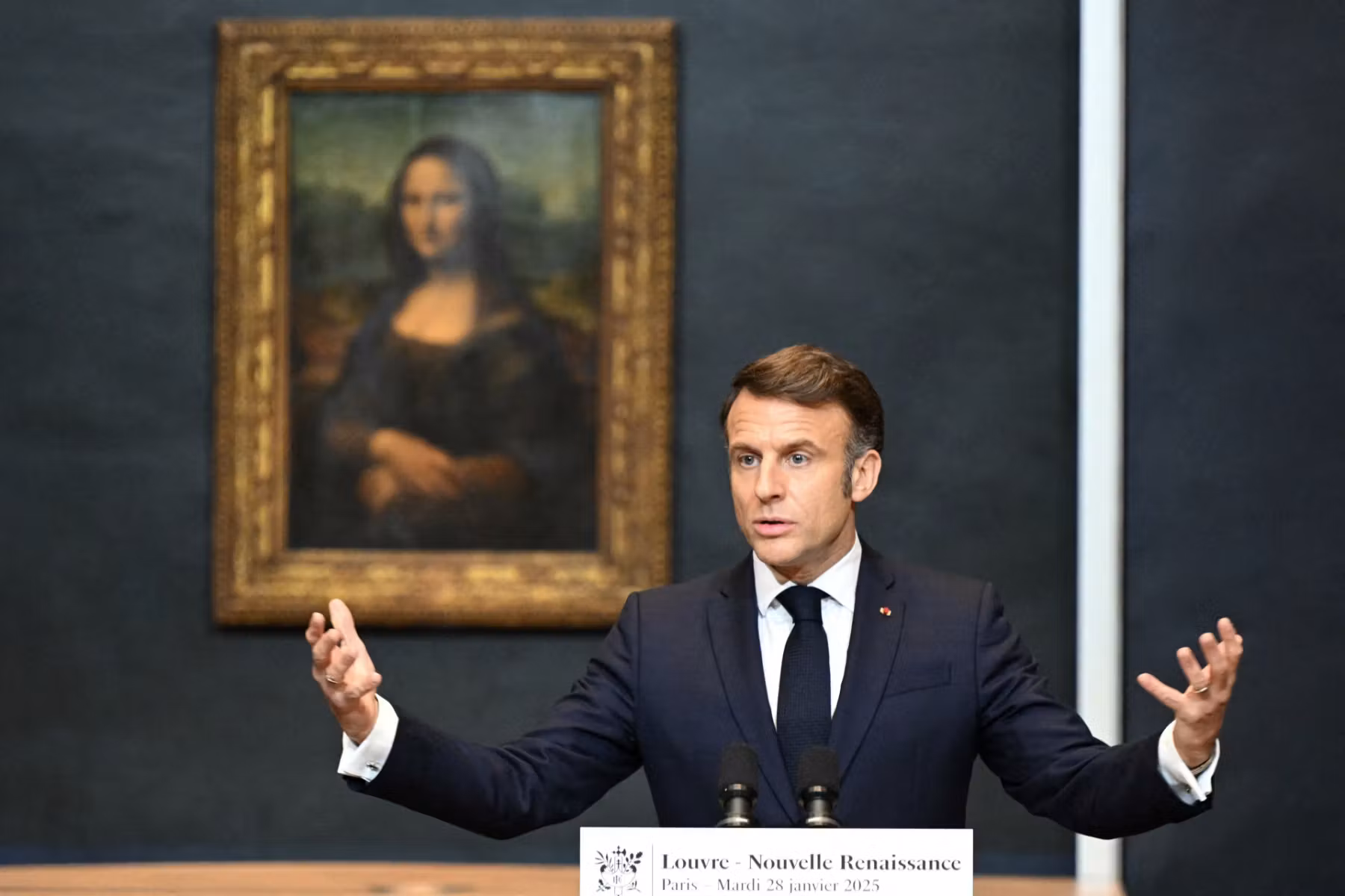 Emmanuel Macron también es criticado en el informe de la