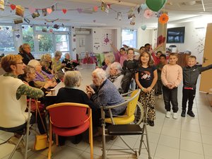 Firmi. Niños y ancianos reunidos para un quine festivo en