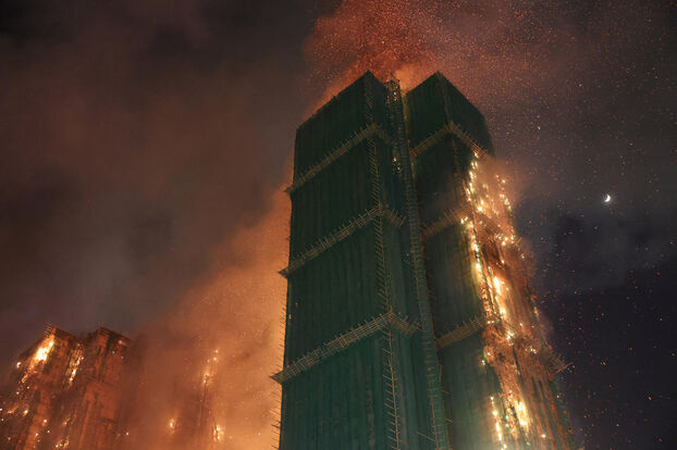 Gigantesco incendio en Hong Kong: torres en llamas, humos negros,