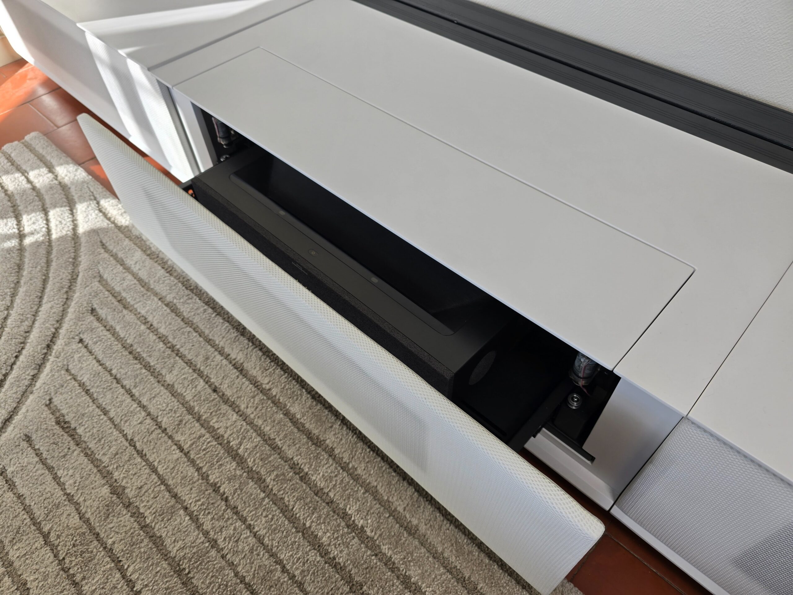 He probado el mueble Laser TV de Nothing Projector (y