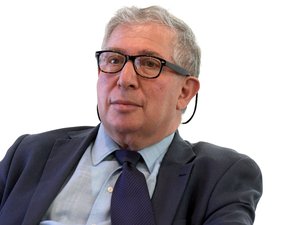 "La democracia en salud está en peligro": el Parlamento regional