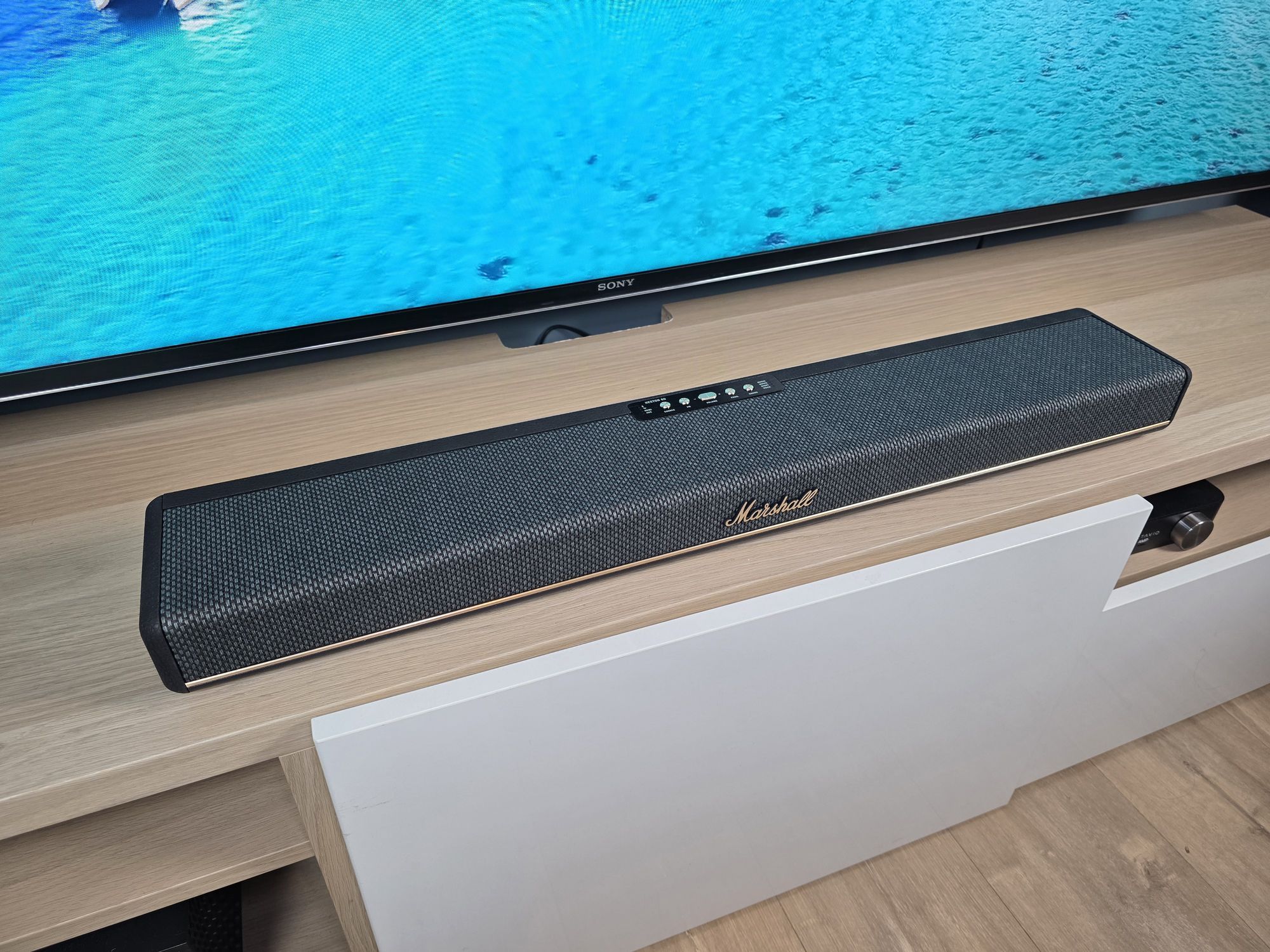 La pequeña barra de sonido Rock que llena el espacio