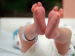"Le golpeé en la espalda, mano plana"... el bebé hospitalizado