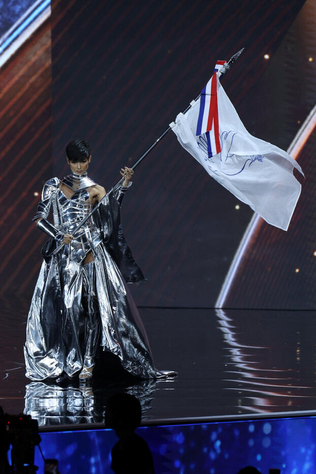 Miss Univers 2025: mujer-salmón, tetera y pirata… las imágenes del