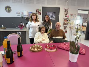 Revel. Celebró sus cien años en familia, con los cuidadores.