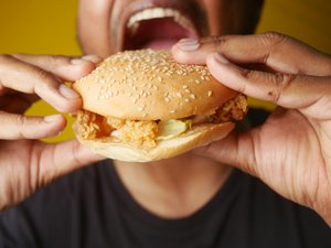 "Solo un milagro puede salvarlo": se traga una hamburguesa entera