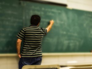 Un docente de baja médica participa en programas de televisión