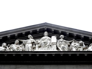 Un médico prohibido de ejercer su profesión por falta de