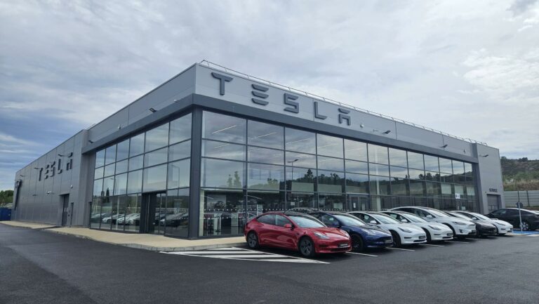 Una concesionaria de Tesla en llamas en Francia, decenas de