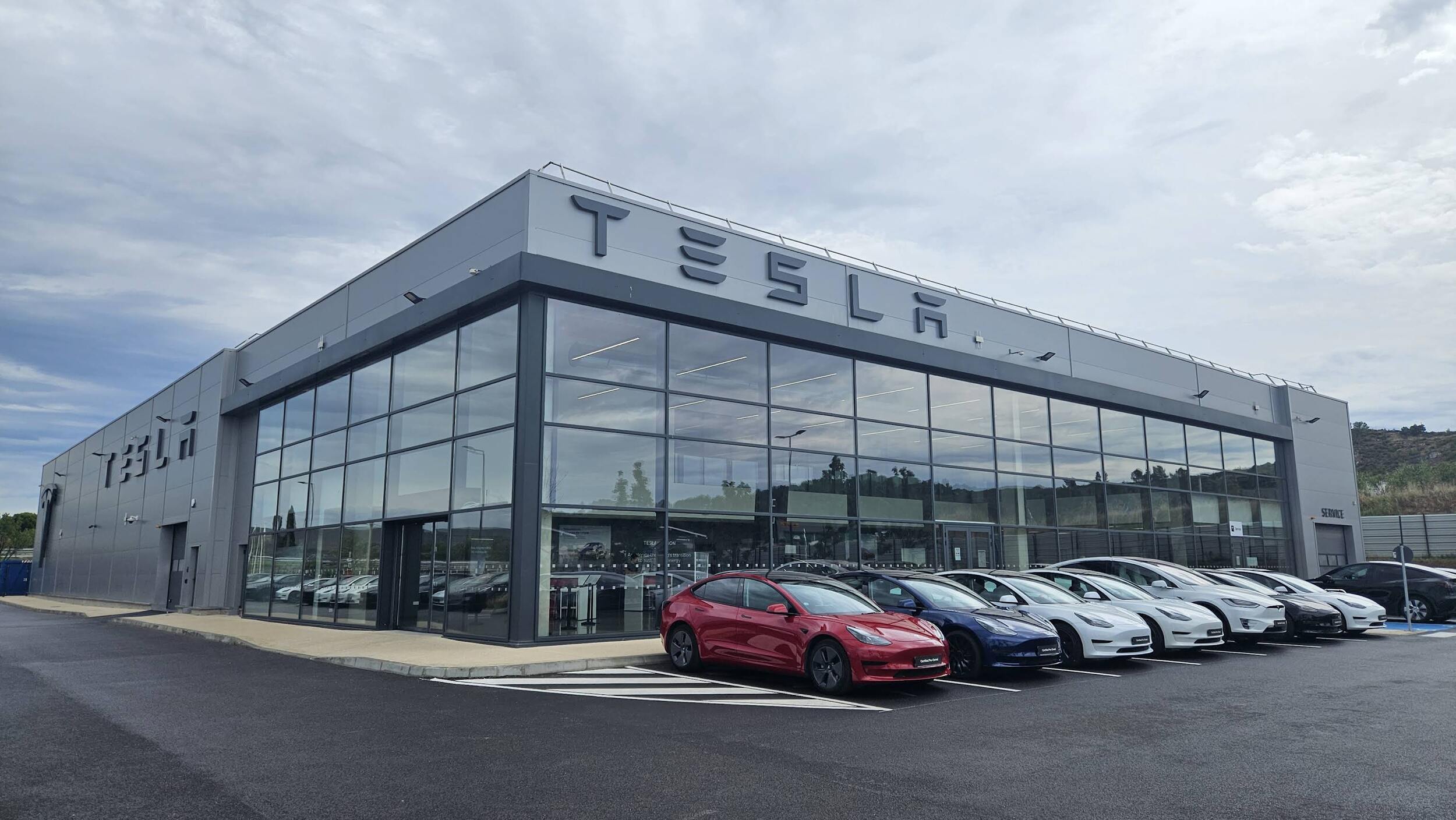 Una concesionaria de Tesla en llamas en Francia, decenas de
