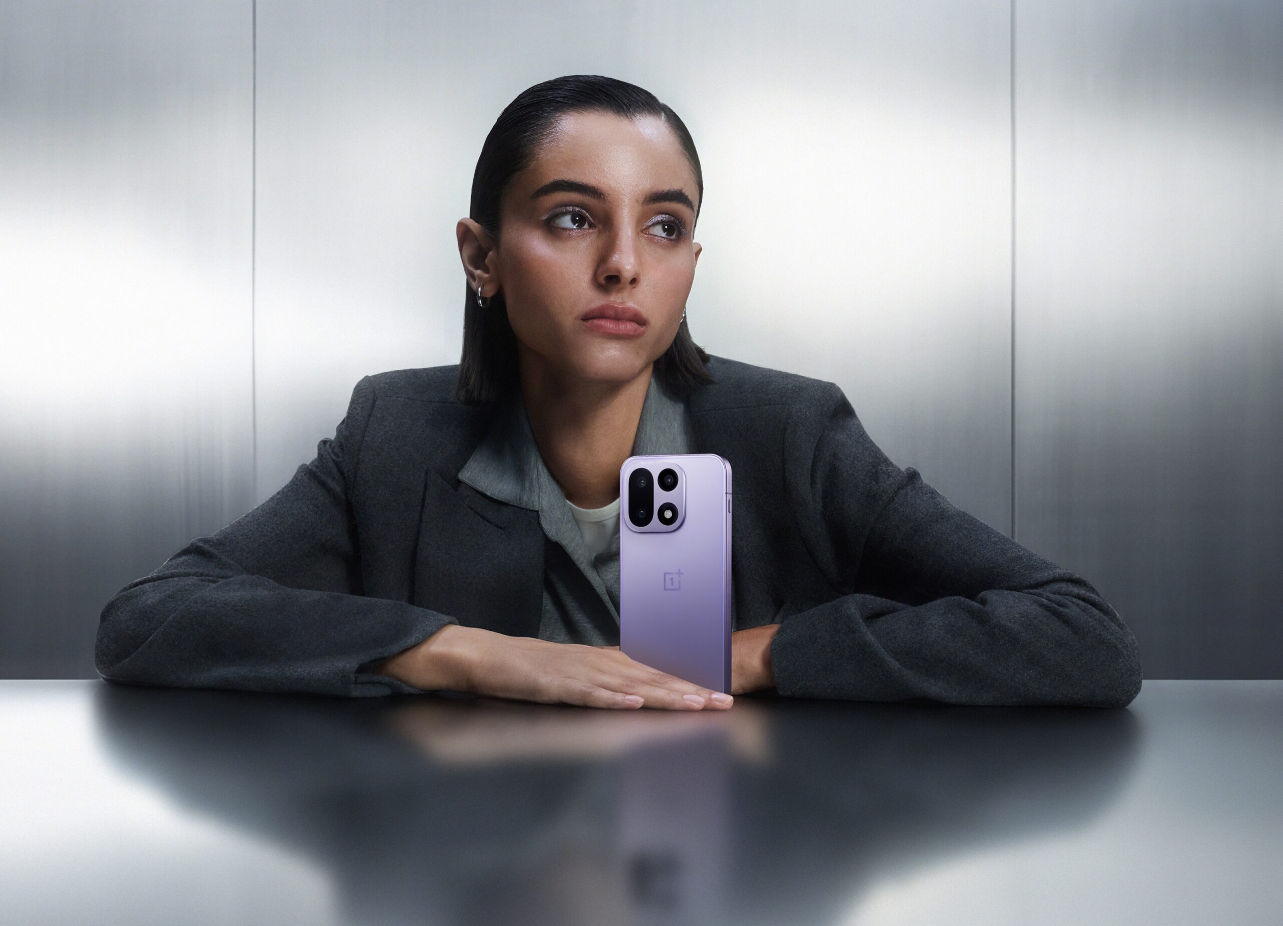 ¡El OnePlus 15 se lanza con gran fanfarria y cuesta