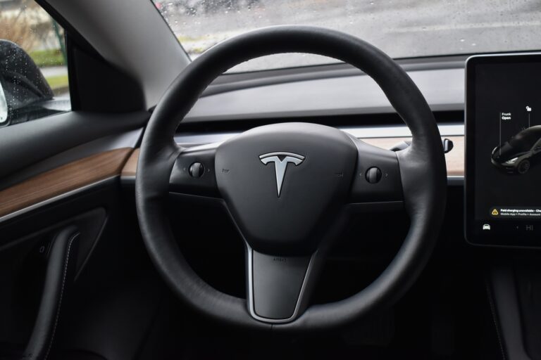 ¡Es inminente! Tesla te invita a probar la conducción "totalmente