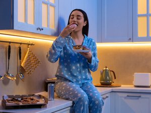 ¿Por qué tenemos hambre después de una noche corta o
