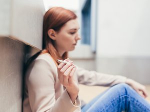 ¿Realmente el cigarrillo ayuda a gestionar la ansiedad o la