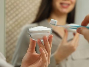 ¿El bicarbonato para blanquear los dientes es realmente seguro?