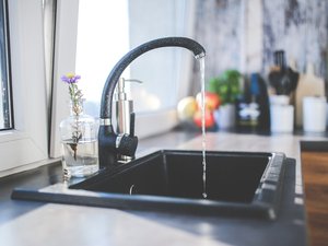 ¿Se puede beber el agua caliente del grifo? Una especialista