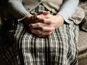 Asistida para ducharse, la residente de la casa de retiro