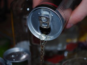 Bebe 8 latas de bebidas energéticas al día, el quincuagenario