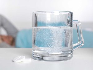 Bebidas "súper hidratantes" contra la resaca: un espejismo costoso