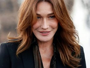 Carla Bruni anuncia que deja su tratamiento contra el cáncer