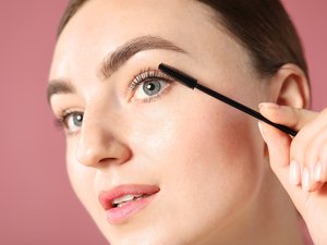 Cosméticos para hacer crecer las pestañas: cuando la belleza amenaza