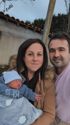 "Él nació bajo una farola": solos, una pareja da a