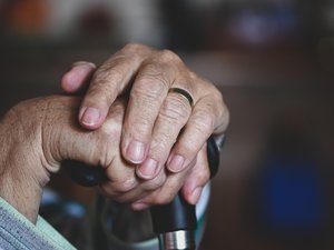 Elle se queja de dolores, el personal de la residencia