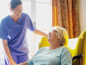 Hablar con los ancianos como si fueran niños: ¿por qué