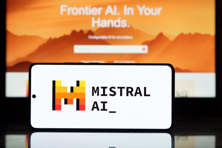 Las tácticas clandestinas del cofundador de Mistral AI reveladas
