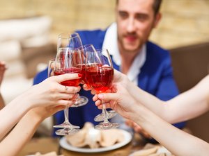 Publicidad de alcohol en redes sociales: los jóvenes siguen demasiado