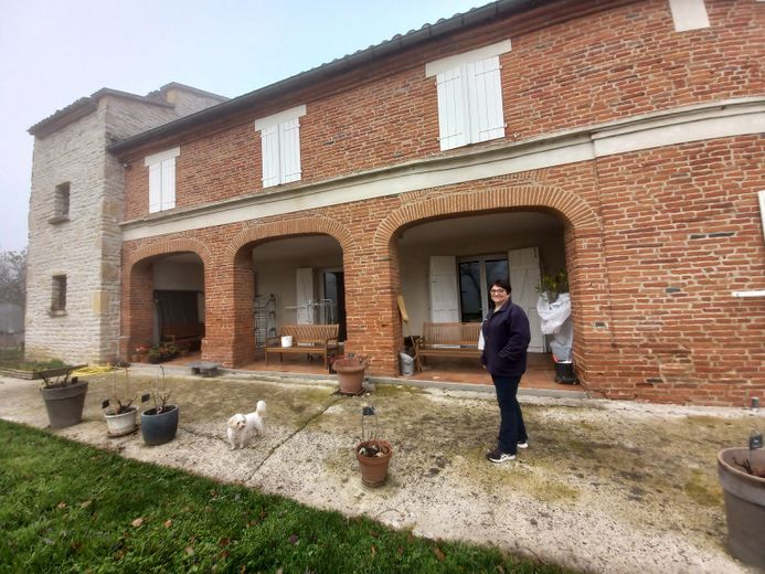 REPORTAJE. La antigua ayudante de enfermería, Karine Pichon, alberga a