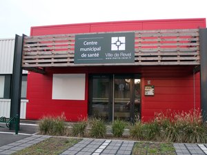 Revel. Aún hay movimiento en el centro municipal de salud