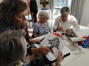 Senioras crean un mural ecológico con la asociación "Le Débarras