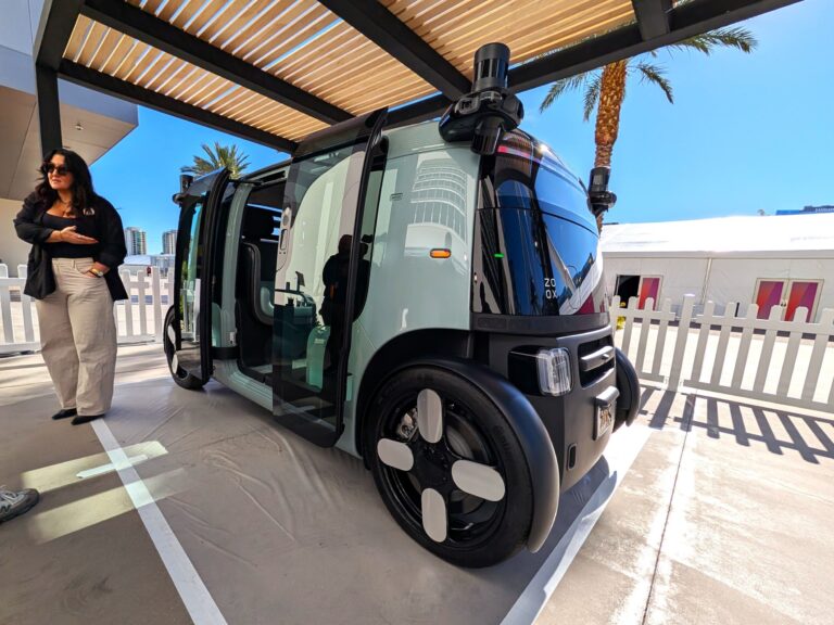 Sin volante, impulsado por Amazon, ya circula por las calles