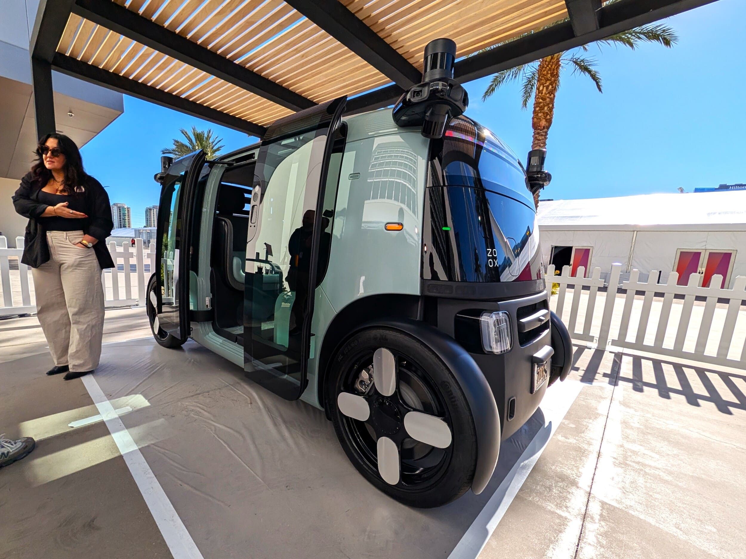 Sin volante, impulsado por Amazon, ya circula por las calles