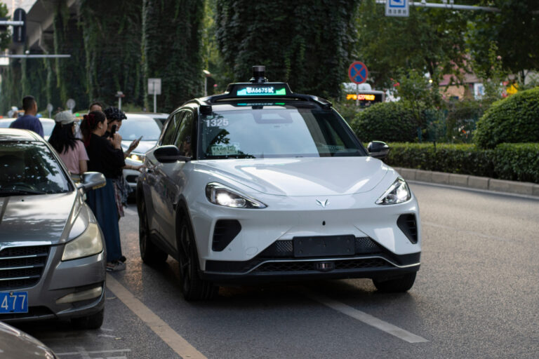 Stellantis y Bolt quieren inundar Europa con taxis sin conductor