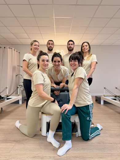 "Un entusiasmo" en torno a una curiosa máquina: cuatro amigos