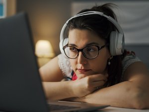 Ver o escuchar a velocidad acelerada: ¿un riesgo para las