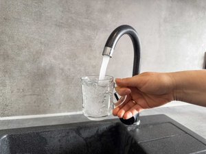 ¿Se puede beber agua caliente del grifo?