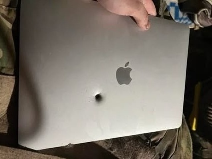 El Macbook Air de este soldado ucraniano impresiona en la