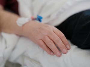 Se opera por una hernia, este comediante francés vive desde