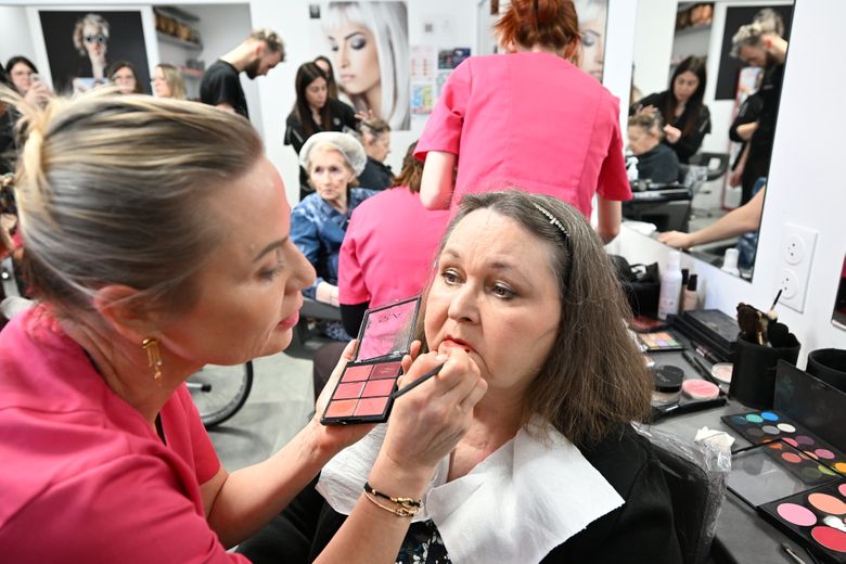 Nicole disfrutando de su sesión de maquillaje.