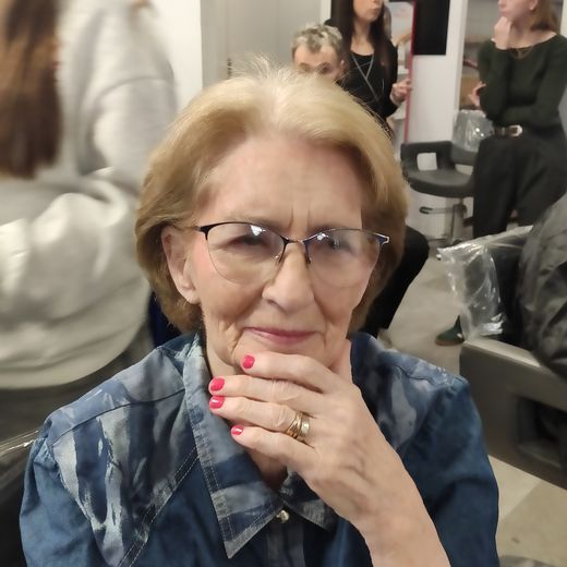 Renée pidiendo un maquillaje sutil.