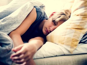 Dormir hasta tarde los fines de semana podría proteger a